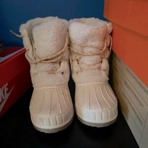 Fur lined snow boots